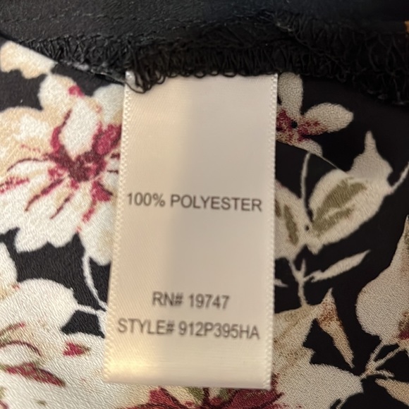 Counterparts floral blouse. - Picture 7 of 8